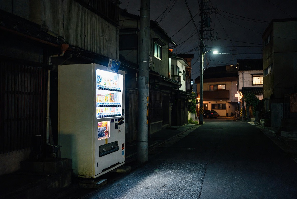 夜道に佇む自動販売機